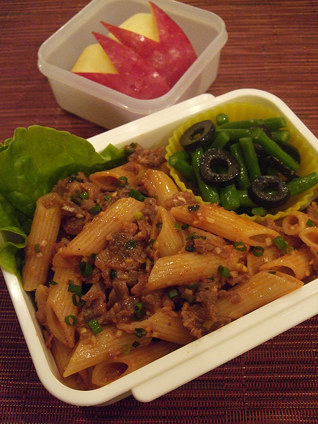 和風ミートソースパスタとさやいんげんのオリーブ和え